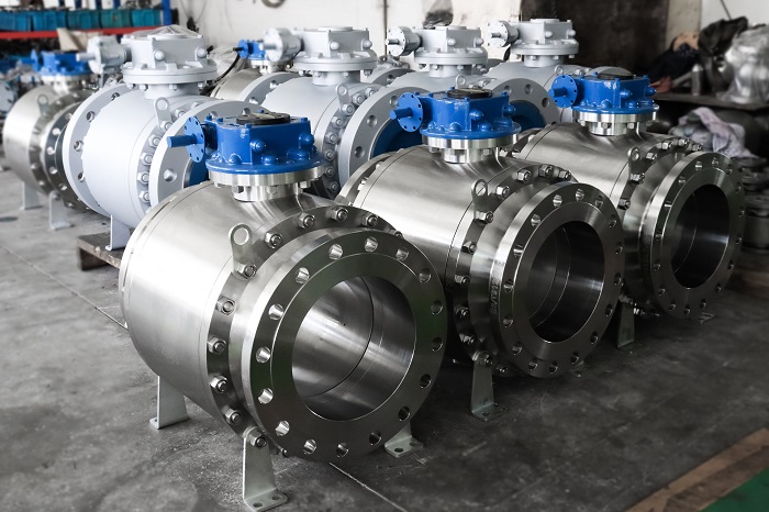 Как шаровой клапан с цапфой обеспечивает герметичность при открытии и закрытии на 90 градусов в процессе работы?